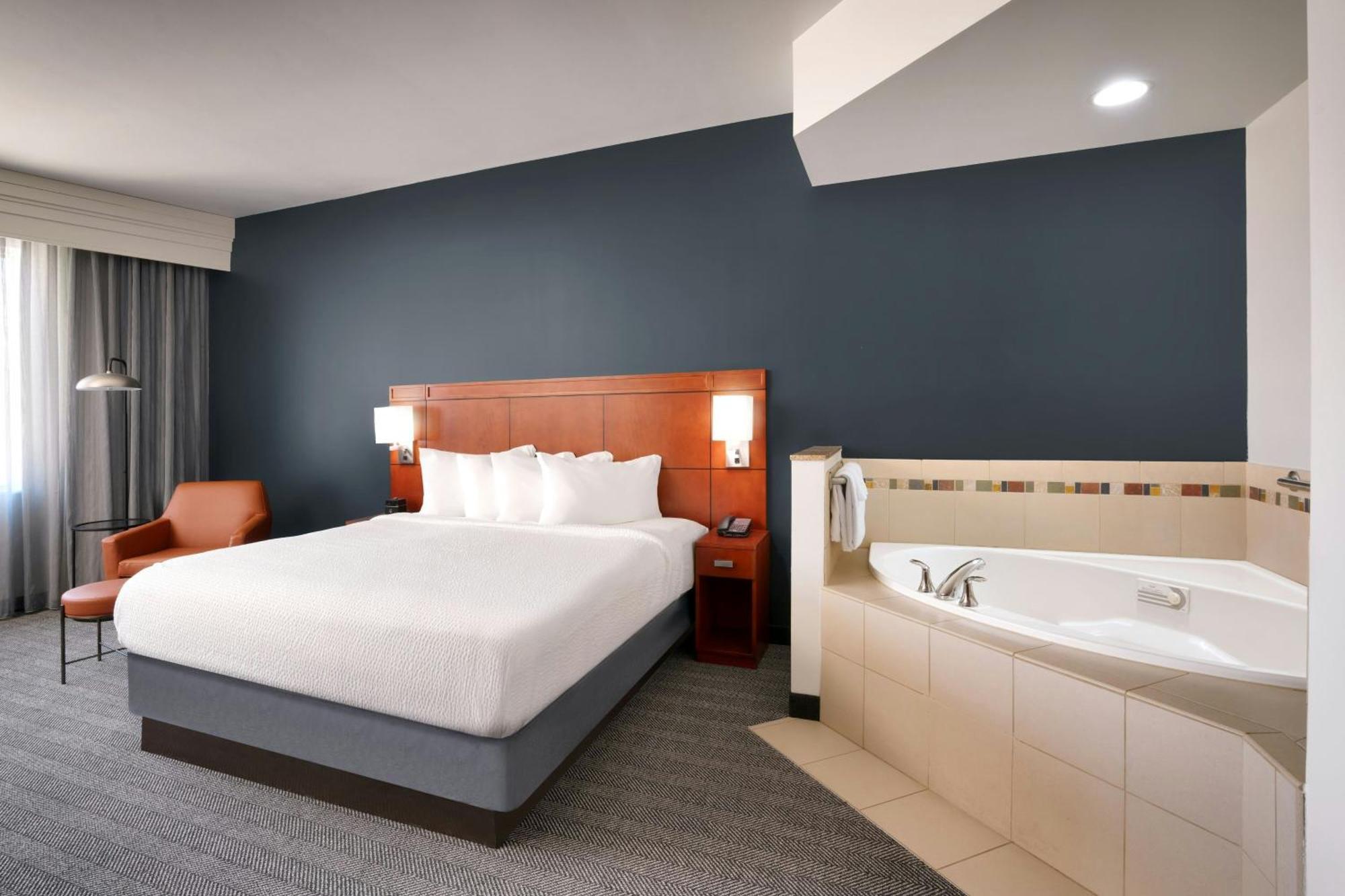 Courtyard Lincoln Downtown Hotel Exterior photo