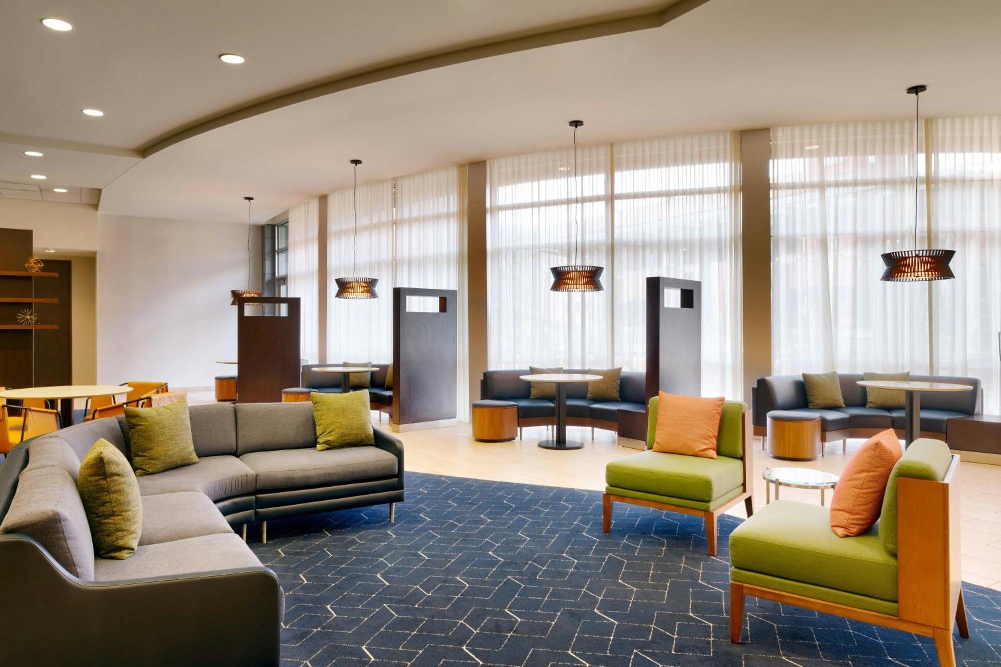 Courtyard Lincoln Downtown Hotel Exterior photo
