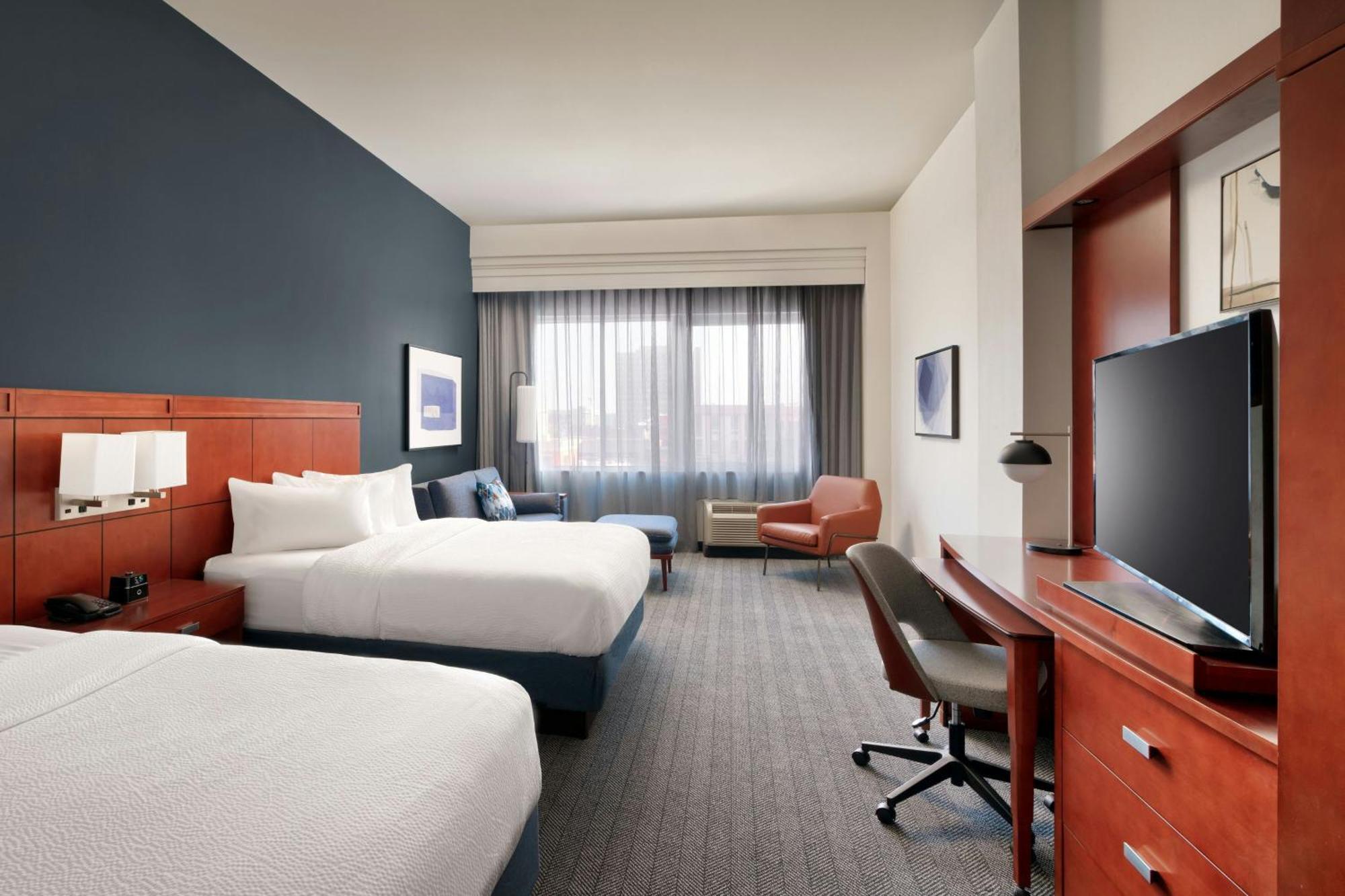 Courtyard Lincoln Downtown Hotel Exterior photo