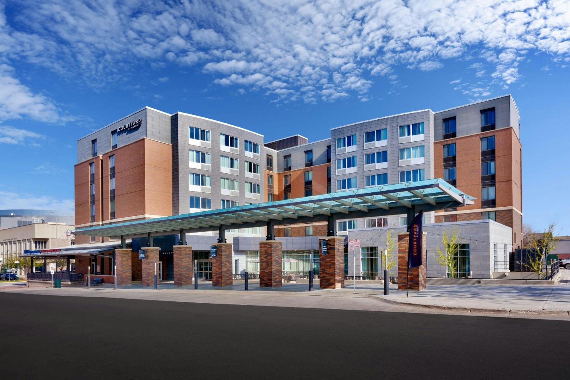 Courtyard Lincoln Downtown Hotel Exterior photo
